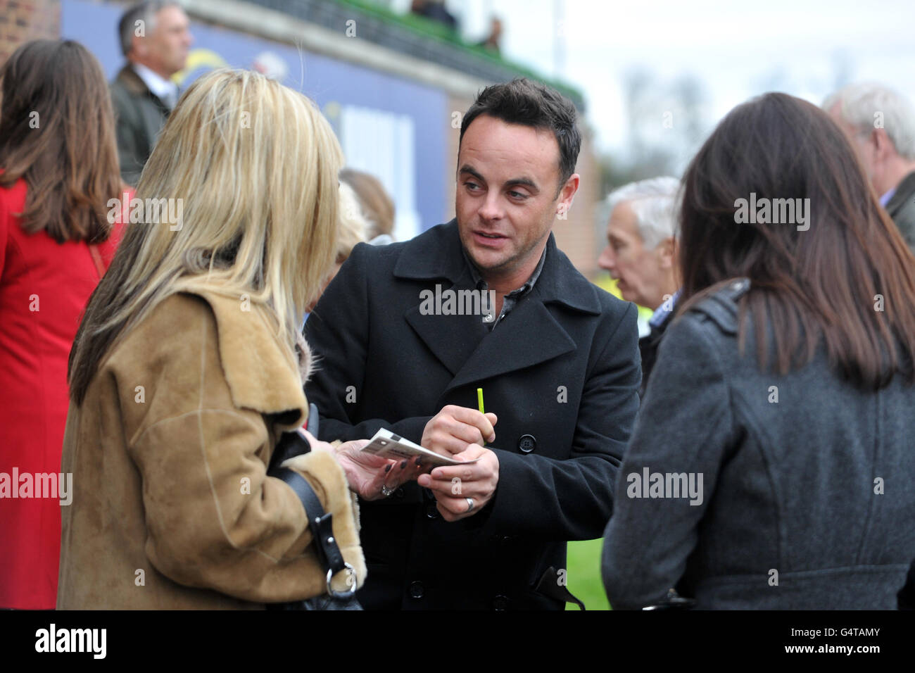 Pferderennen - The William Hill Winter Festival 2011 - King George VI Steeple Chase - Kempton Park. Anthony McPartlin (Mitte) signiert Autogramme für Fans Stockfoto