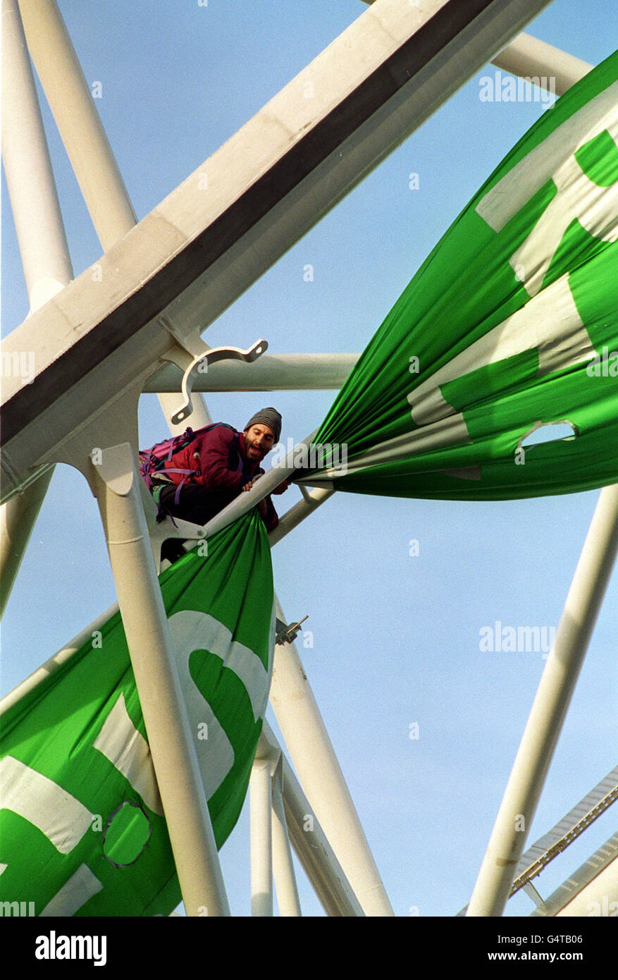 Ein Demonstrator hängt ein Banner auf dem neu errichteten, 450 m hohen Millennium Wheel an der Themse. Bis zu zehn Aktivisten der baskischen Gruppe, Solidarios con Itoitz, und der indischen Gruppe, Narmada UK, wichen der Sicherheit aus, bevor sie Banner enthüllten. * Sie sind gegen den Bau von Staudämmen im Baskenland in Spanien und in Indien. Das 1,500-Tonnen-Rad, offiziell als London Eye bekannt, wurde schließlich in eine aufrechte Position am Südufer der Themse geschleppt. Es bietet einen spektakulären Blick über die Hauptstadt und soll am Millennium Eve eröffnet werden und wird mindestens fünf Jahre in Position bleiben Stockfoto
