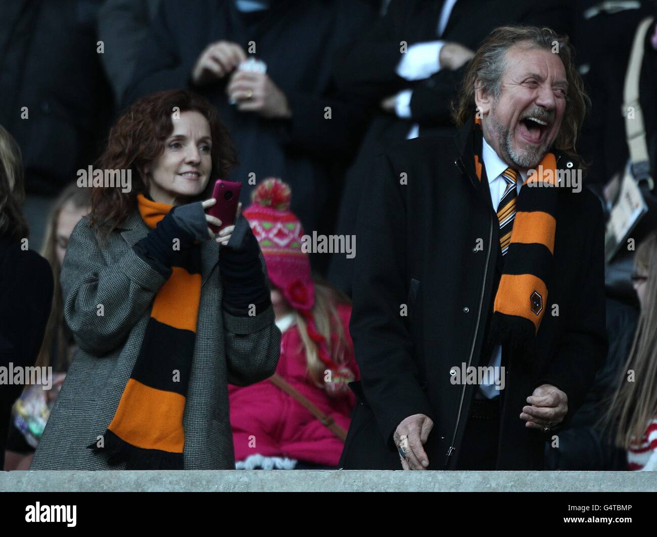 Wolverhampton Wanderers Vice Chairman Robert Plant(rechts) mit seinem Partner The Sänger Patty Griffin auf den Tribünen Stockfoto