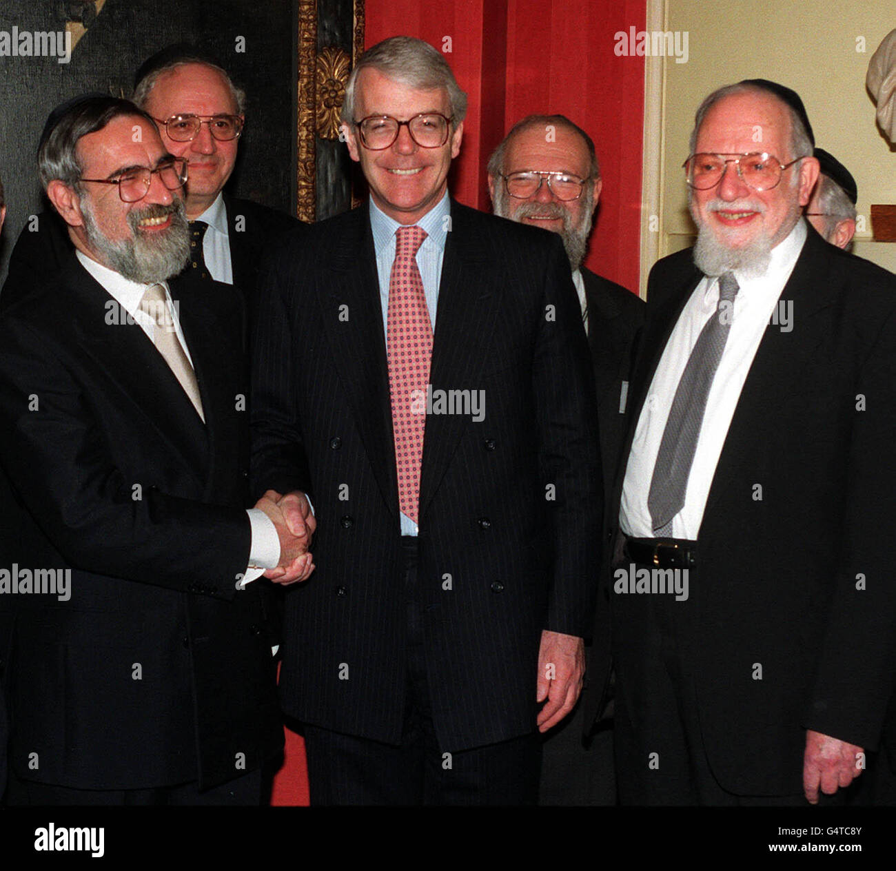 Bibliotheksdatei von 1.5,96 von John Major (Mitte) mit Lord Jakobovits (rechts) und Oberrabbiner Jonathan Sacks. Lord Jakobovits, der Oberrabbiner von 1967 bis 1991 war, starb am frühen Sonntag, den 31. Oktober 1999 an einer Gehirnblutung. Er hatte alle üblichen Gottesdienste am Freitag und Samstag besucht und keine Anzeichen von Krankheit gezeigt. Heute um 13 Uhr findet in der Hendon United Synagogue im Norden Londons ein Gottesdienst vor der Beerdigung statt, bei dem die Leiche anwesend sein würde. PA-Foto. Siehe PA Geschichte TOD Jakobovits. Stockfoto