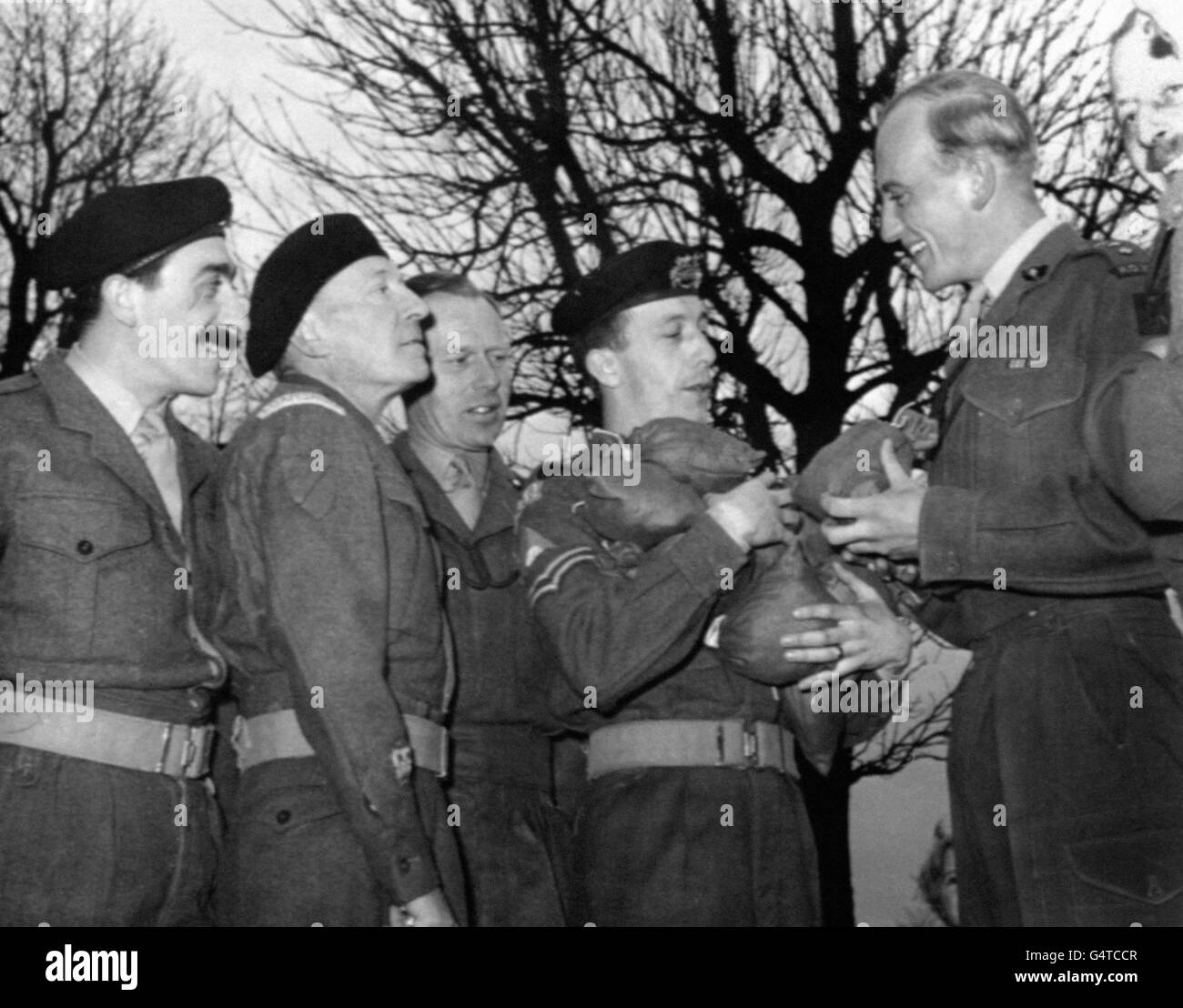 Besetzung der Fernsehserie „The Army Game“ von Granada. (l-r) Mario Fabrizi (Lance-Corporal Ernest 'Moosh' Merryweather), William Hartnell (Company Sergeant-Major Bullimore), unbekannt, Harry Fowler (Corporal 'Flogger' Hoskins) und unbekannt. Stockfoto