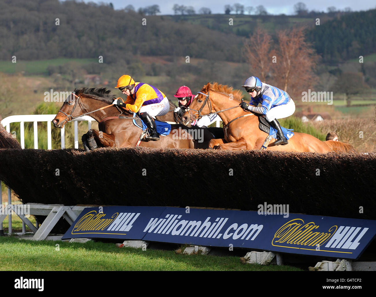 Pferderennen - Ludlow Rennbahn. Läufer und Reiter springen während des Ludlow Club Handicap Steeple Chase Stockfoto