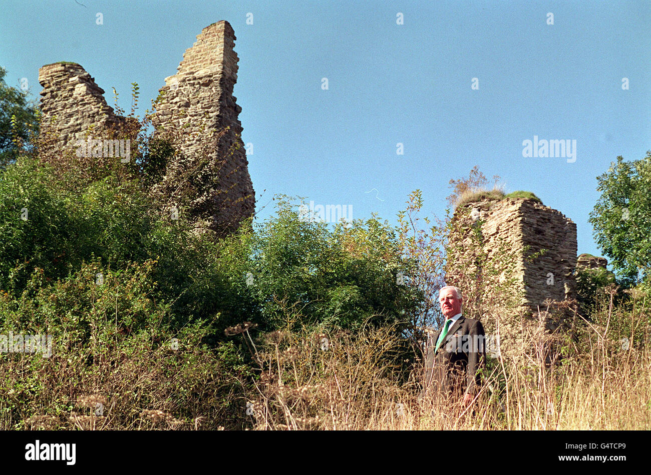 Sir Jocelyn Stevens, Chairman of English Heritage, im Wigmore Castle in Herefordshire. English Heritage hat die letzte große mittelalterliche Burg in England eröffnet, die bis zum Erwerb durch English Heritage im Jahr 1996 nie repariert oder konserviert wurde. * nach drei Jahren Arbeit kostet fast 1 Million, Wigmore Castle sieht sehr wie es für die letzten 200 Jahre getan hat. Die Hüterschaft von Schloss Wigmore wurde der Nation im Jahr 1995 von seinem Besitzer, John Gaunt, einem lokalen Bauern, großzügig gegeben. Es war für die Öffentlichkeit wegen seiner gefährlichen Zustand des Verfalls geschlossen und die Regierung bat Englisch Erbe zu Stockfoto