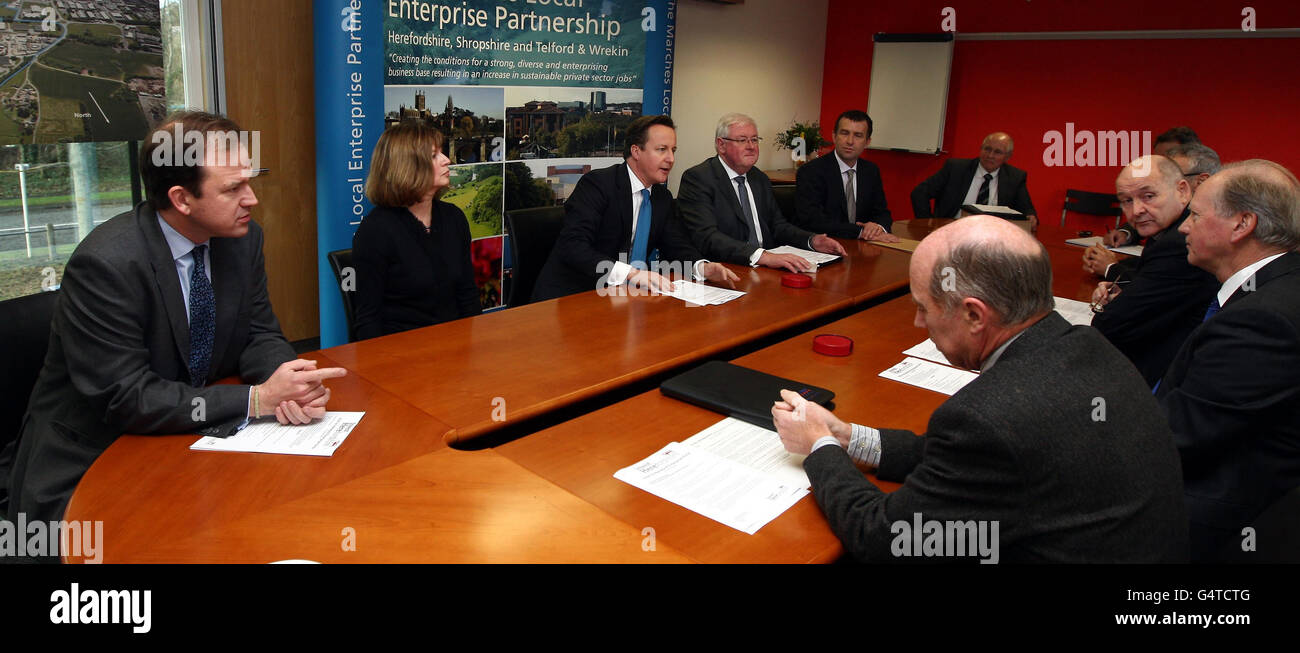 Premierminister David Cameron (3. Links) mit dem lokalen Abgeordneten Jesse Norman (links) und Ray Stone (4. Links), dem Vorsitzenden der Enterprise Zone in der Hereford Enterprise Zone. Stockfoto