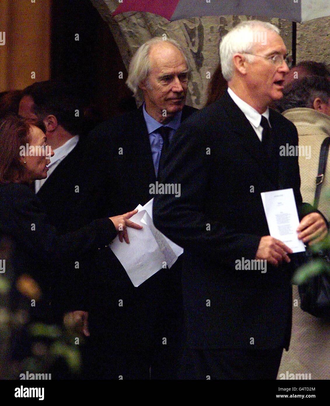 Der Plattenproduzent Sir George Martin (links) und der BBC-Generaldirektor Sir John BIRT verlassen die St. Mary the Virgin Church in Denham, Buckinghamshire, nach der Beerdigung von Bobby Willis, dem Ehemann von Cilla Black. Stockfoto