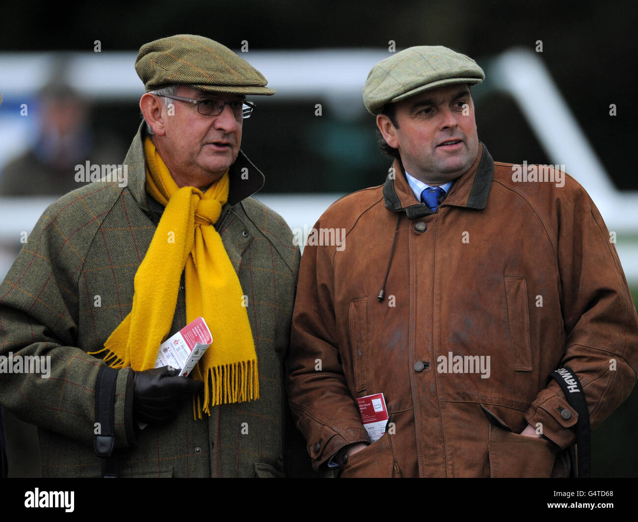 Pferderennen - Southwell Racecourse. Trainer Alan King (rechts) im Paradering Stockfoto