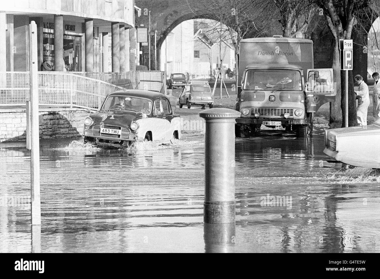 Ein Autofahrer fährt im Dorf pill außerhalb von Bristol durch Hochwasser, nachdem der Fluss Avon überschwemmt wurde. Eine Frühlingsflut auf dem Fluss Severn kam auf den Avon zurück, was die plötzliche Flut verursachte Stockfoto