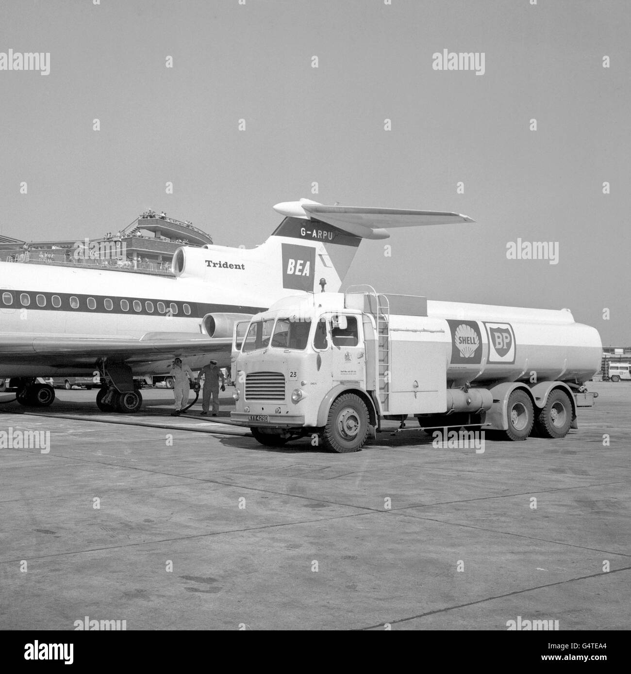 Ein British European Airways Trident-Passagierflugzeug ist mit Kraftstoff gefüllt Am Londoner Flughafen Heathrow Stockfoto