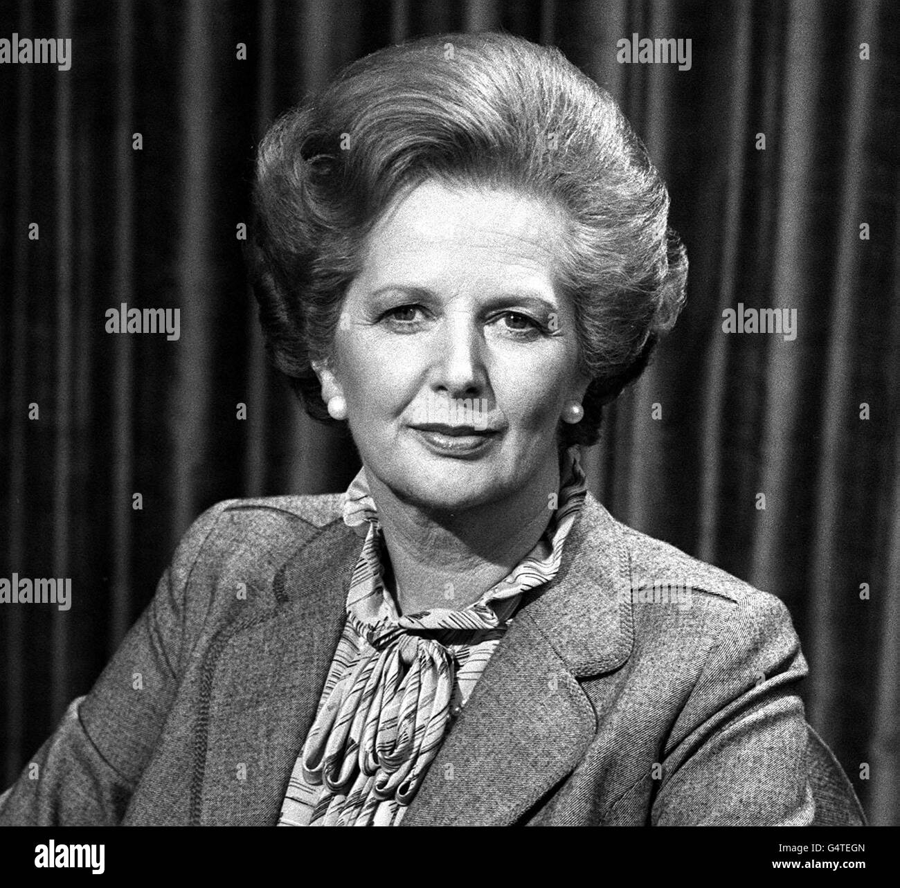 Premierministerin Margaret Thatcher vor dem Gespräch mit der BBC-TV-Programm Panorama, die live aus dem Whips Office in Nr. 12 Downing Street ging fotografiert. Sie wurde von Richard Lindley und Robert Kee über die Falkland-Krise untersucht. Stockfoto