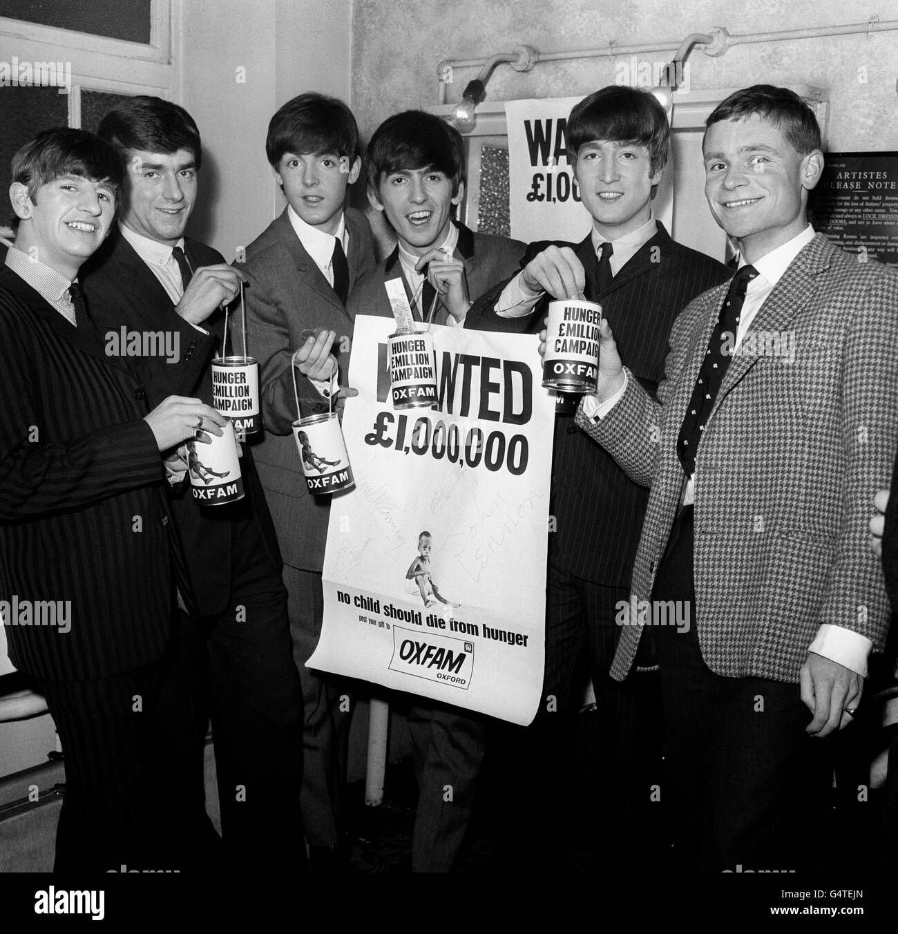 Jeffrey Archer (ganz rechts) und Nichola Lloyd (der Express-Redakteur, 2. Links) mit den Beatles (l/r) Ringo Starr, Paul McCartney, George Harrison und John Lennon in ihrer Garderobe, bei einer Liverpool-Show. Stockfoto