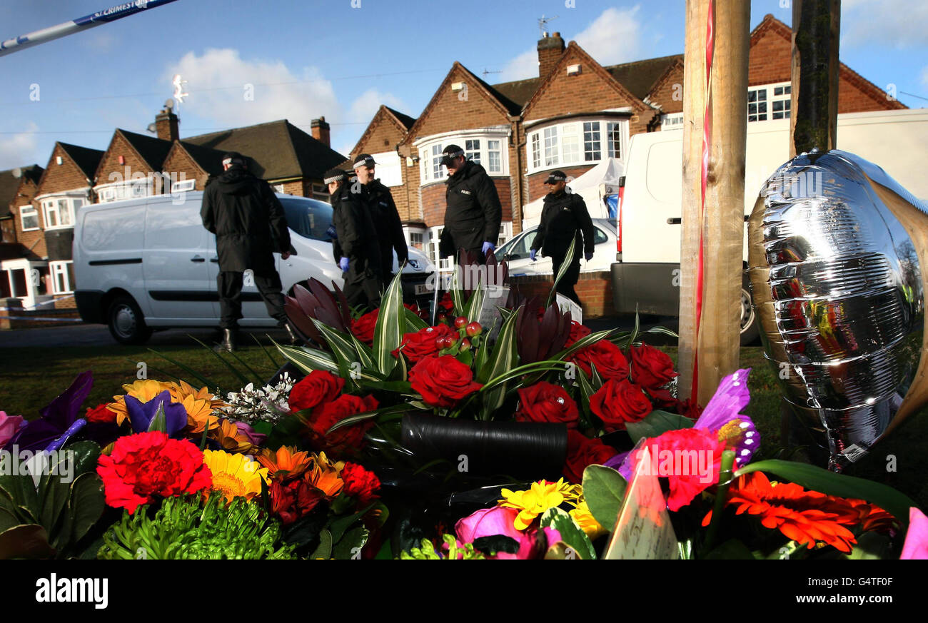 Polizei- und forensische Beamte und Blumen vor dem Haus in Handsworth Wood, Birmingham, heute, wo die Leichen von Avtar und Carole Kolar gestern Morgen von ihrem Sohn des Polizisten entdeckt wurden. Stockfoto