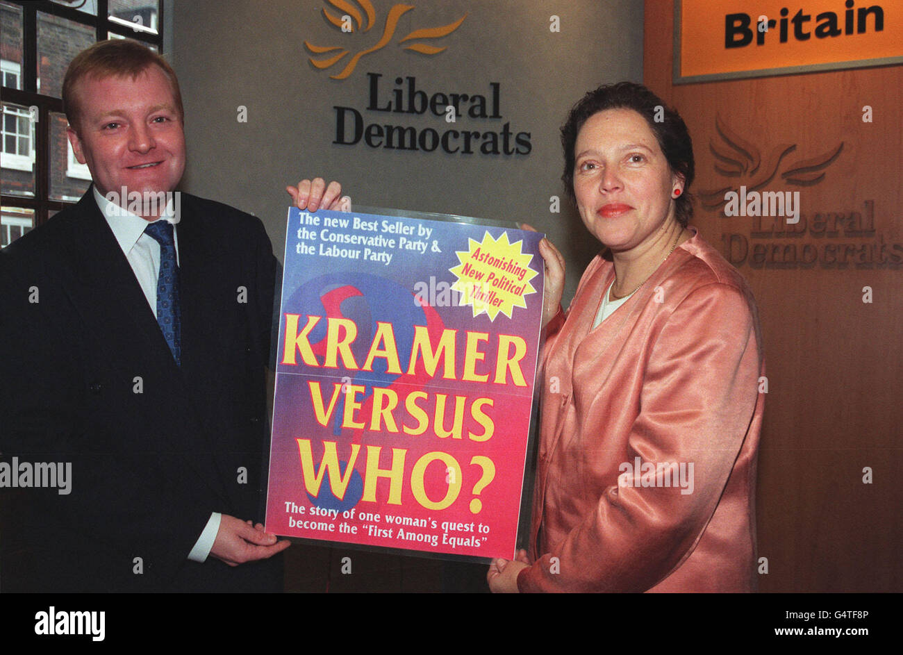 Der Führer der Liberaldemokraten, Charles Kennedy, mit der ehemaligen Bankierin Susan Kramer, der Kandidatur für den Bürgermeister von London, in der Parteizentrale. Frau Krammer verurteilte auf einer Londoner Pressekonferenz die Tory-Bilanz über den Transport während ihrer Amtszeit in der Regierung Stockfoto