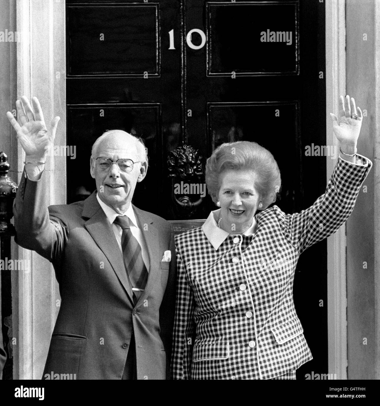 Premierministerin Margaret Thatcher und ihr Mann Denis vor der Haustür der Downing Street 10, London, zehn Jahre nach ihrem Umzug nach den Parlamentswahlen 1979. Stockfoto