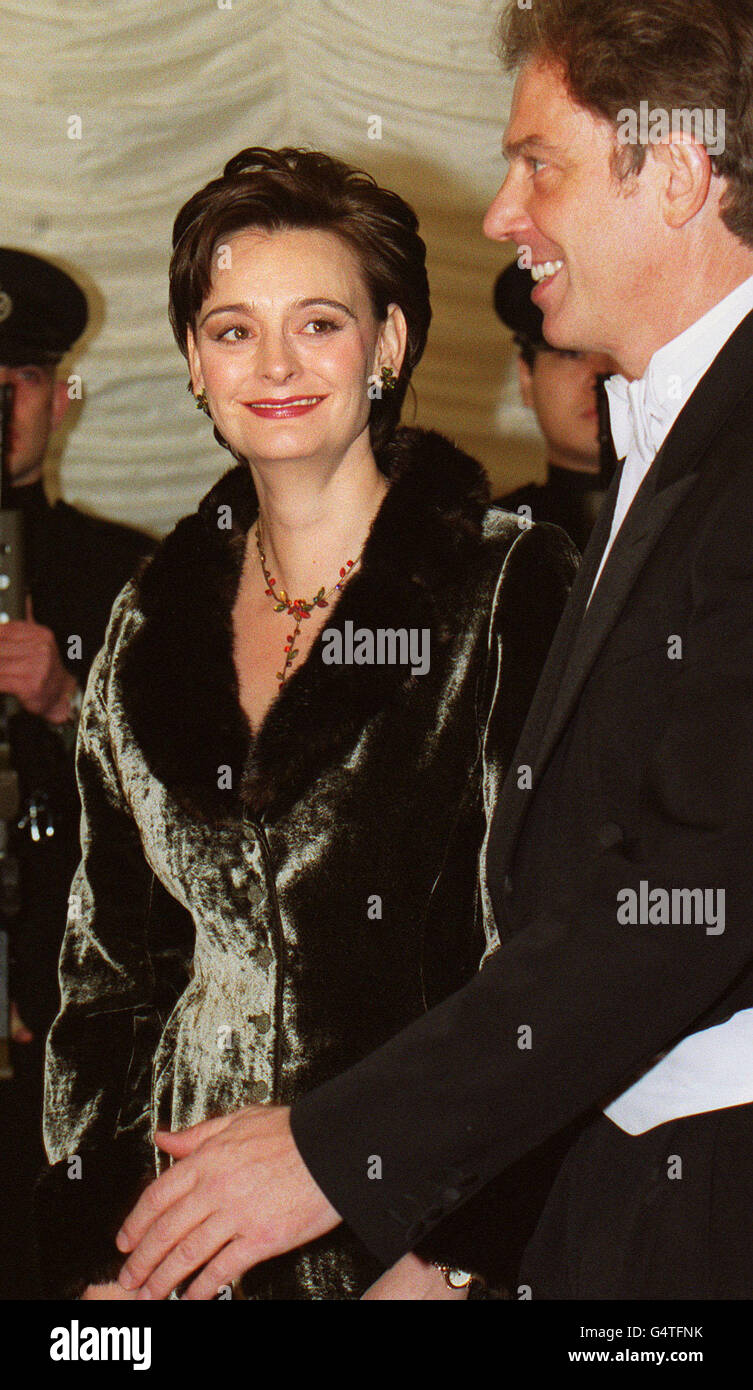 Der britische Premierminister Tony Blair, begleitet von seiner Frau Cherie, in der alten Bibliothek von Guildhall, bevor er am Bankett des Oberbürgermeisters teilnahm. Letzte Woche wurde bekannt gegeben, dass Cherie Blair, 45, im Mai ihr viertes Kind erwartet. Stockfoto