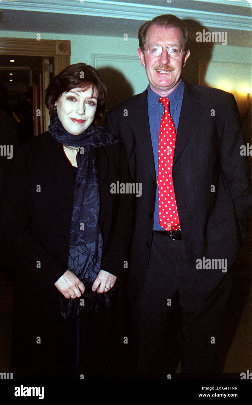Ehemann und Ehefrau Corin Redgrave (rechts) und Kika Markham bei den Evening Standard Theatre Awards 1999 im Savoy Hotel in London. Stockfoto