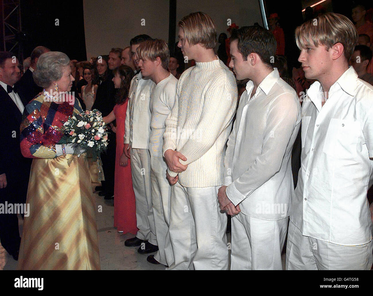 The Queen trifft die irische Boy-Band Westlife, backstage nach dem Royal Variety Performance 1999 im Birmingham Hippodrome in Birmingham. Stockfoto