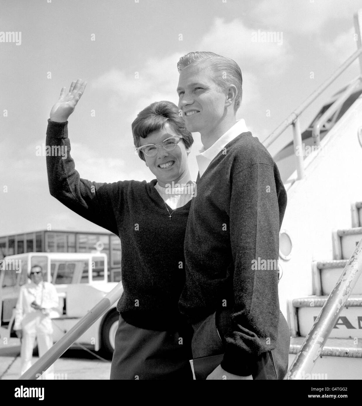 Billie Jean-King mit ihrem Mann Larry, bevor sie am Londoner Flughafen Heathrow nach New York an Bord eines Flugzeugs ging, nachdem sie einen dreifachen Triumph, das Finale der Damen-Singles bei den Wimbledon Tennis Championships, die Frauen-Doubles und die Mixed Doubles gewonnen hatte Stockfoto