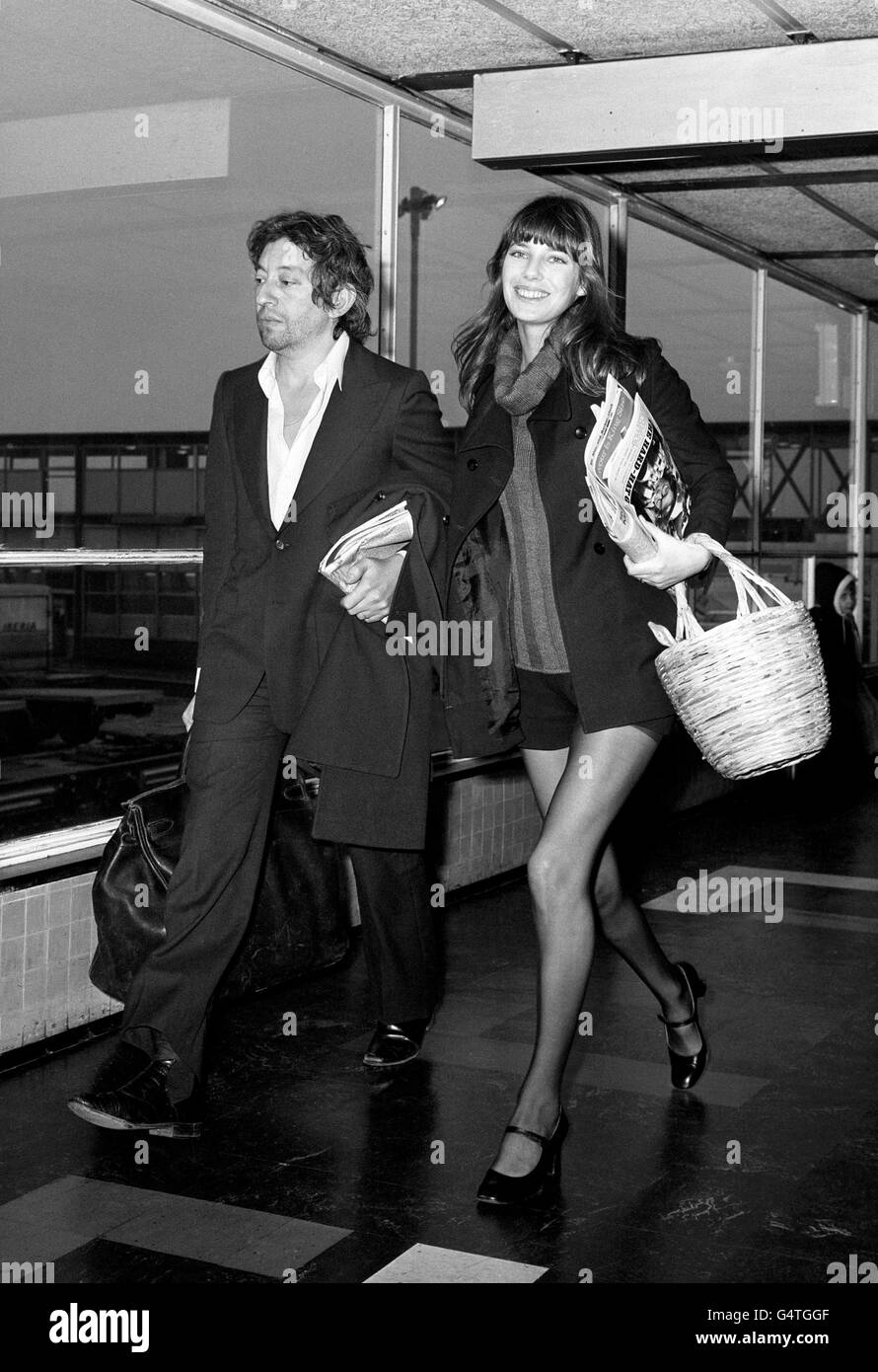 Jane Birkin - Flughafen Heathrow - London. Die Schauspielerin Jane Birkin und Serge Gainsbourg am Londoner Flughafen Heathrow nach ihrer Ankunft aus Paris. Stockfoto