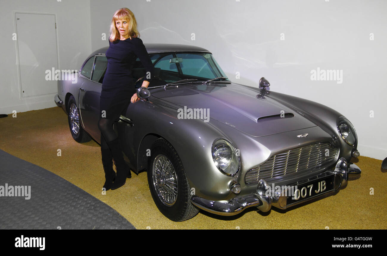 Das ehemalige Bond-Mädchen Britt Ekland sitzt auf der Motorhaube des ursprünglichen Aston Martin DB5 bei einer neuen Ausstellung, Bond in Motion, im National Motor Museum, Beaulieu im New Forest, Hampshire. Stockfoto