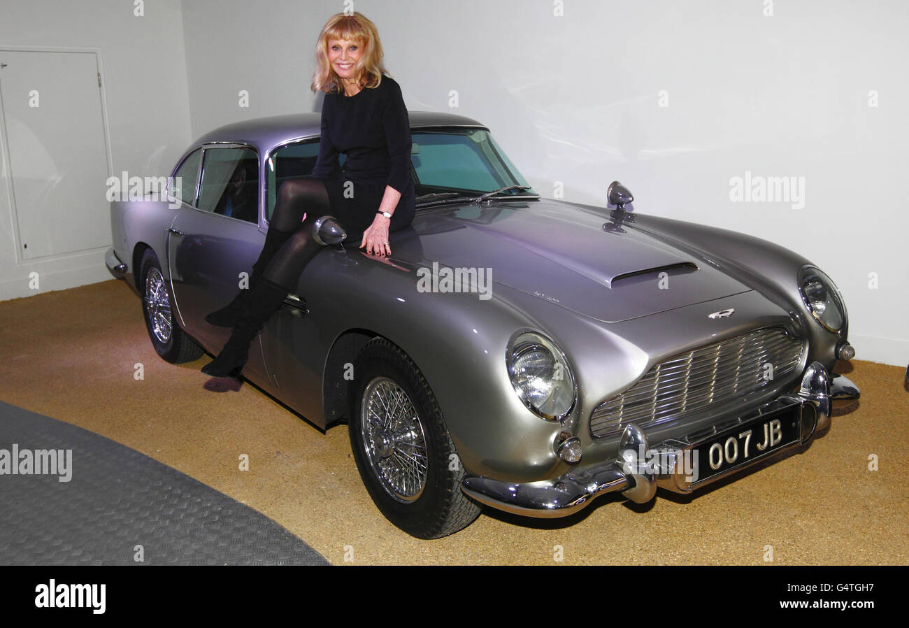 Das ehemalige Bond-Mädchen Britt Ekland sitzt auf der Motorhaube des ursprünglichen Aston Martin DB5 bei einer neuen Ausstellung, Bond in Motion, im National Motor Museum, Beaulieu im New Forest, Hampshire. Stockfoto