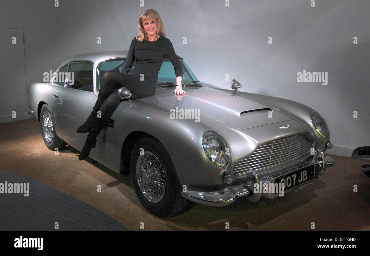 Das ehemalige Bond-Mädchen Britt Ekland sitzt auf der Motorhaube des ursprünglichen Aston Martin DB5 bei einer neuen Ausstellung, Bond in Motion, im National Motor Museum, Beaulieu im New Forest, Hampshire. Stockfoto
