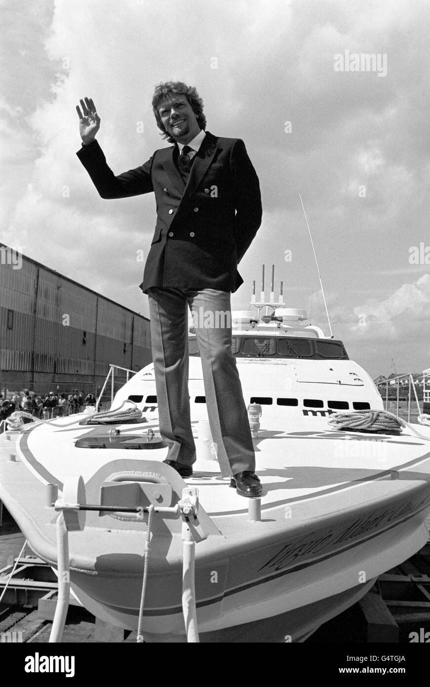 29. JUNI: An diesem Tag im Jahr 1986 feierte Richard Branson, nachdem er mit seinem Powerboat Virgin Challenger II den Weltrekord für die schnellste Überquerung des Atlantiks aufgestellt hatte PA Photo 14/5/86 Virgin Tycoon Richard Branson steht auf seiner Virgin Challenger II beim Start des Bootes in Lowestoft in Norfolk, Suffolk Stockfoto