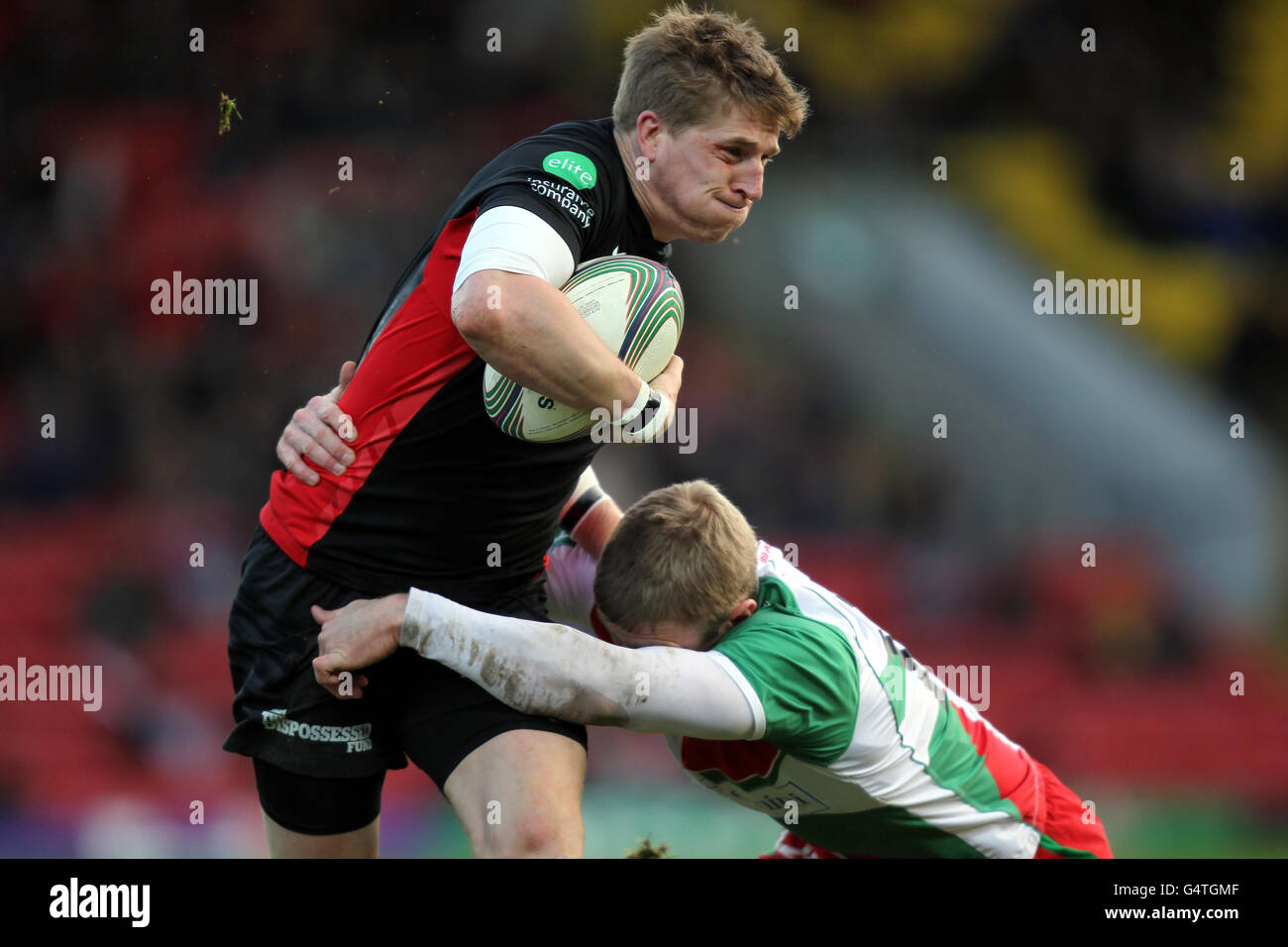 Rugby Union - Heineken Cup - Pool 5 - Saracens gegen Biarritz Olympique Pays Basque - Vicarage Road. Saracens David Strettle wird während des Heineken Cup-Spiels in der Vicarage Road, London, von Iain Balshaw von Biarritz angegangen. Stockfoto