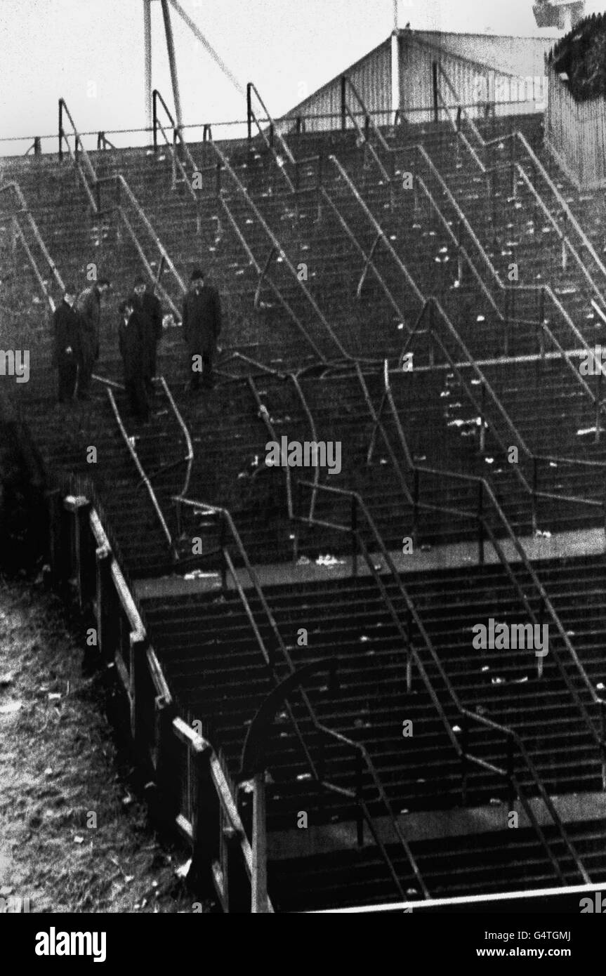 Zerquetschte Barrieren im Ibrox Stadium in Glasgow, wo 66 Menschen nach der Massenkatastrophe ums Leben kamen, die dem Rangers-Celtic-Spiel folgte. Weitere 66 wurden bei der schlimmsten Fußballtragödie in der britischen Geschichte verletzt. * 01/01/2001: Ihr Tod, bei einer der schlimmsten Sportkatastrophen Großbritanniens, ist bei einem besonderen Gottesdienst zu erinnern, wenn eine Bronzestatue als bleibende Erinnerung an die Tragödie enthüllt wird. Der Unfall geschah nur wenige Minuten vor dem Ende des Spiels als Rangers Anhänger begannen, ihre Heimat Boden zu verlassen, viele hofften, den Ansturm durch die 80,000 Kapazität Stadion verursacht zu vermeiden Stockfoto