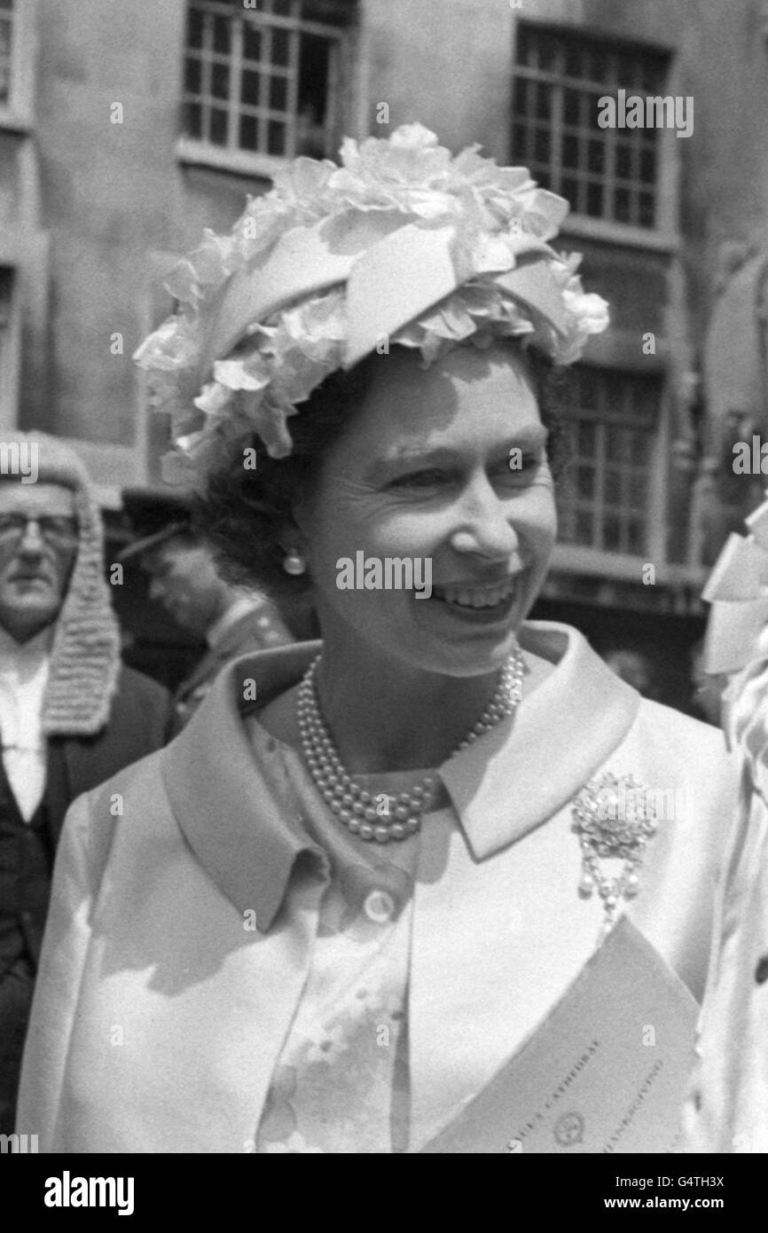 Königin Elizabeth II., gefolgt vom Herzog von Edinburgh, verlässt die St. Paul's Cathedral nach dem 750. Jahrestag der Magna Carta Gedenkfeier. Stockfoto