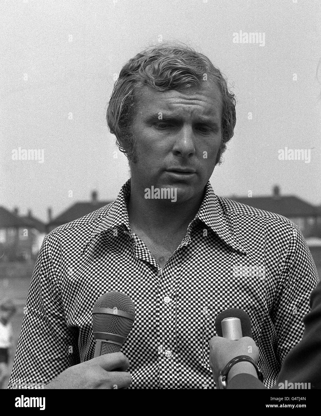Bobby Moore, der Fußballspieler von England International und West Ham United, spricht mit der Presse in Essex, nachdem er Nachrichten aus Bogota, Kolumbien, gehört hatte, dass er vor dem Weltcup-Turnier im vergangenen Mai vor einem Prozess stehen könnte, weil er angeblich ein Goldarmband aus einem Bogota-Geschäft gestohlen hat. Stockfoto