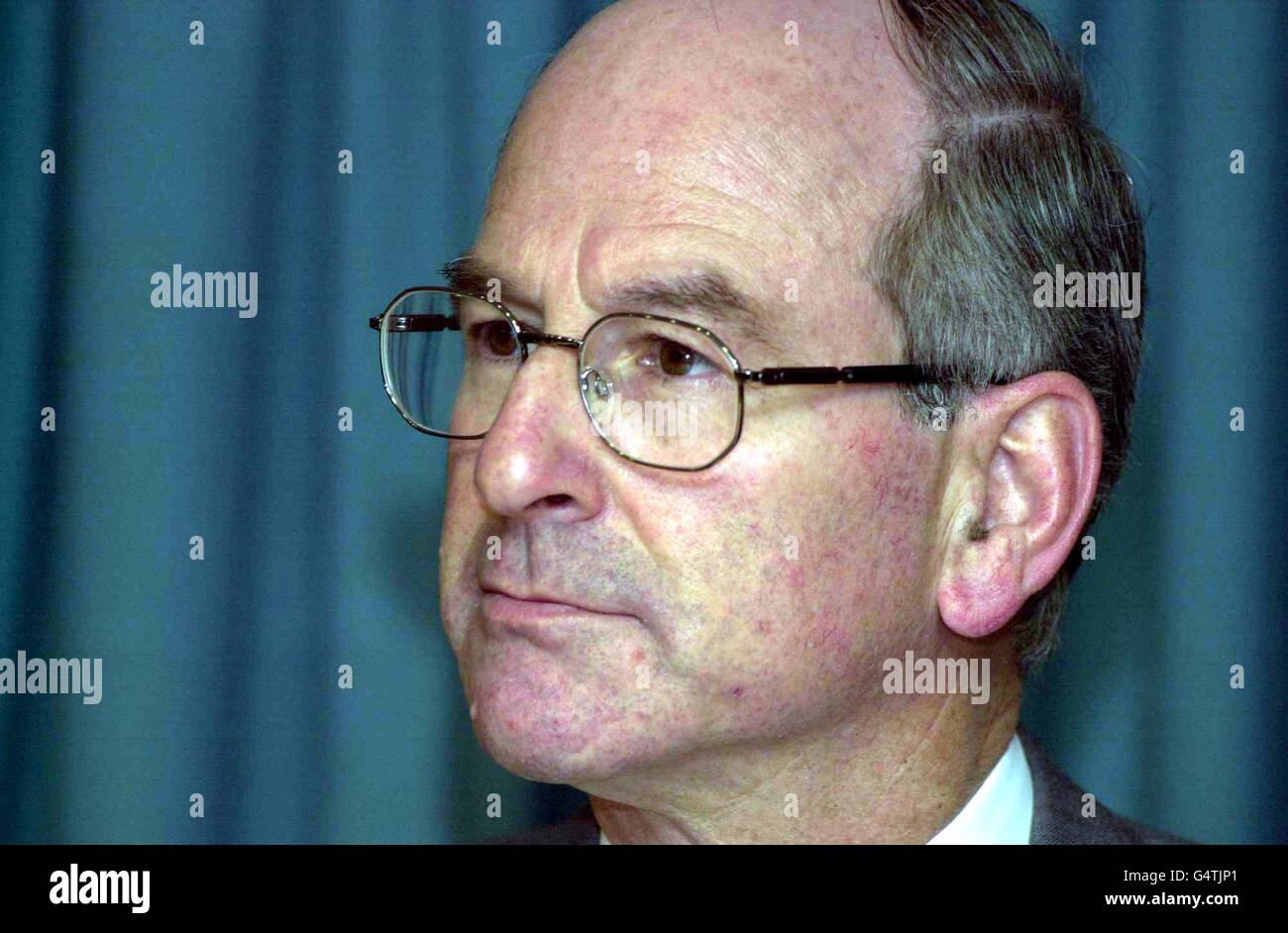 Schämte den Chirurgen James Wisheart, bevor er bei der öffentlichen Untersuchung des Herzbabys-Skandals in Bristol Beweise gab. Der behandelnde Herzchirurg wurde durch eine Untersuchung des Allgemeinen Medizinischen Rates des schweren professionellen Fehlverhaltens für schuldig befunden. * ...into hohe Todesraten bei Babys, die sich einer komplexen Herzchirurgie am Bristol Royal Infirmary unterziehen. Die in Bristol ansässige Untersuchung untersucht die Behandlung und Versorgung von Babys, die in den Jahren 12 bis 1995 einer komplexen Herzchirurgie am Bristol Royal Infirmary unterzogen wurden. Stockfoto