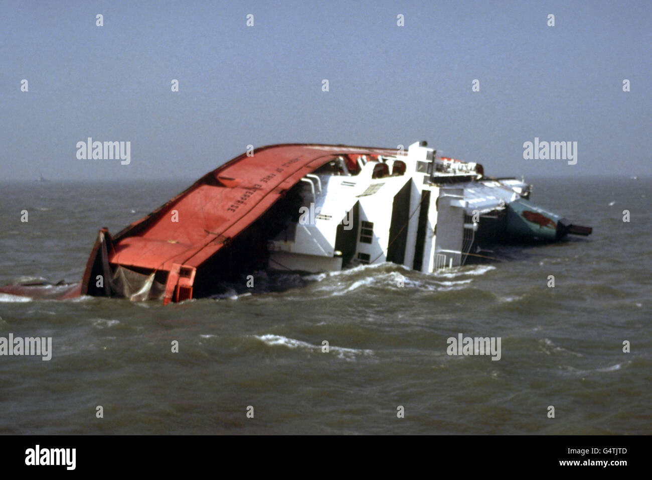 Die Townsend Thorensen Autofähre Herald of Free Enterprise, die nahe dem Eingang zum Zeebrugge Hafen, Belgien, auf dem Weg nach Dover kenterte. * 28/7/95 der Commons Transport Select Committee veröffentlicht einen Bericht über die Sicherheit von Fähren. Stockfoto