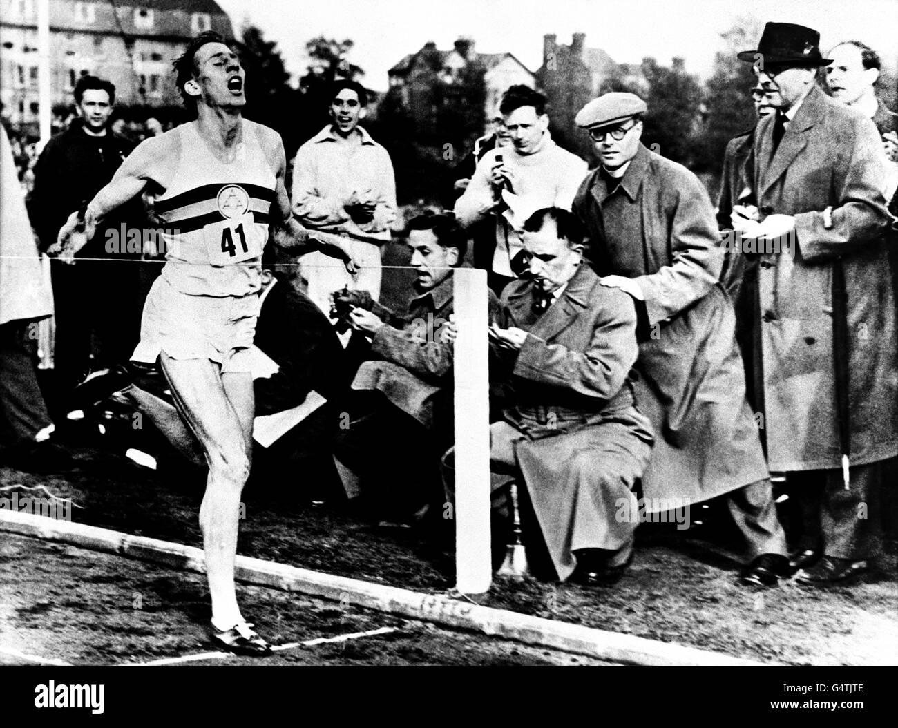 6. MAI: An diesem Tag im Jahr 1954 lief Roger Bister die vier-Minuten-Meile. Roger Bister, ein 25-jähriger Medizinstudent, trifft auf ein Athletik-Treffen in Oxford 6/5/54, um die erste vier-Minuten-Meile der Welt zu laufen. Stockfoto
