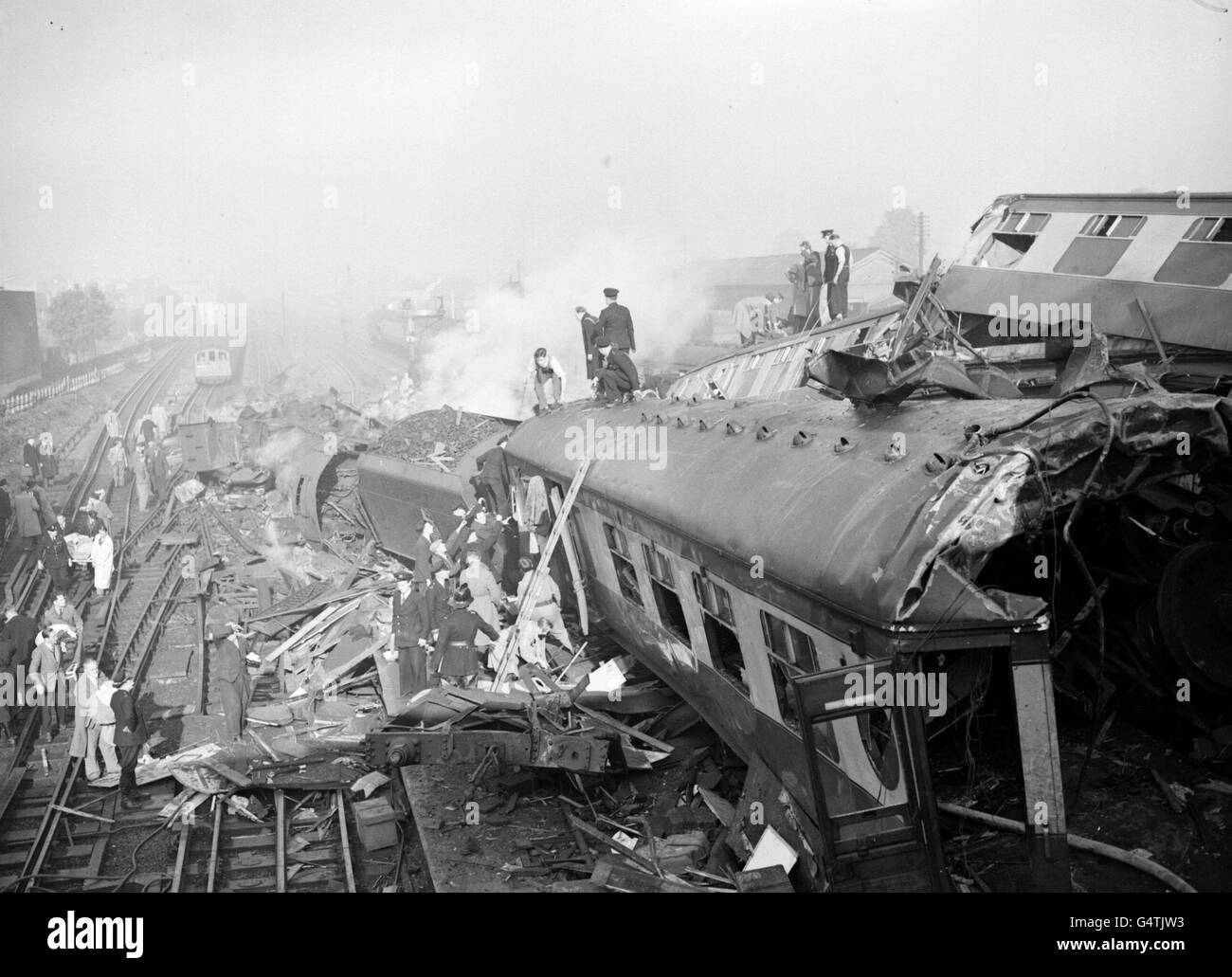 08/10/1952 - an diesem Tag in der Geschichte kollidieren drei Züge vor der Station Harrow und Wealdstone und töteten über 100, bei dem schlimmsten Zugunglück, den Großbritannien je hatte. Die Szene nach einem dreifachen Eisenbahnunfall 1952 an der Station Harrow und Wealdstone. Ein Expresszug von Perth fuhr auf einen lokalen Zug im Bahnhof, dann traf ein Expresszug von Euston nach Liverpool auf die entgleisten Reisebusse. Es wird angenommen, dass 100 Menschen ihr Leben verloren haben. Stockfoto