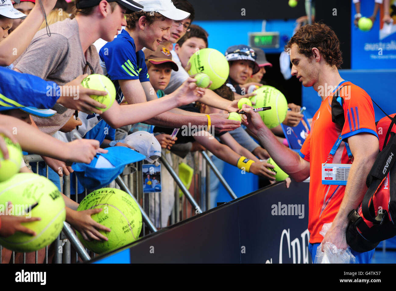 Der britische Andy Murray gibt nach seinem Spiel gegen das Spiel Autogramme Frankreichs Edouard Roger-Vasselin Stockfoto