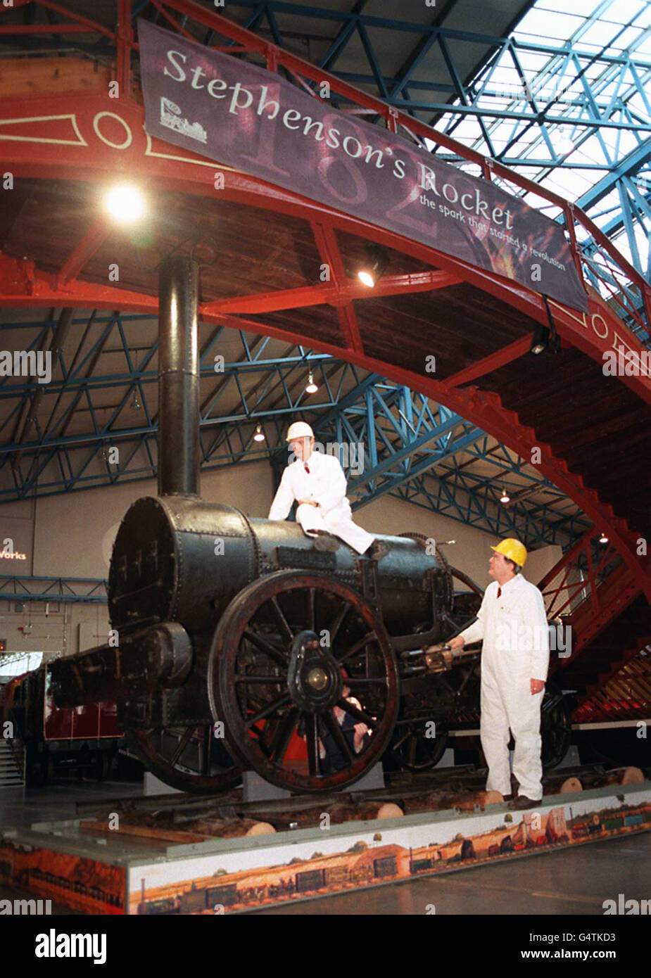 Early Locomotive Consultants, John Glithero und Dr. Michael Bailey (R) untersuchen die ursprüngliche Stephenson's Rocket im National Railway Museum in York. Stockfoto