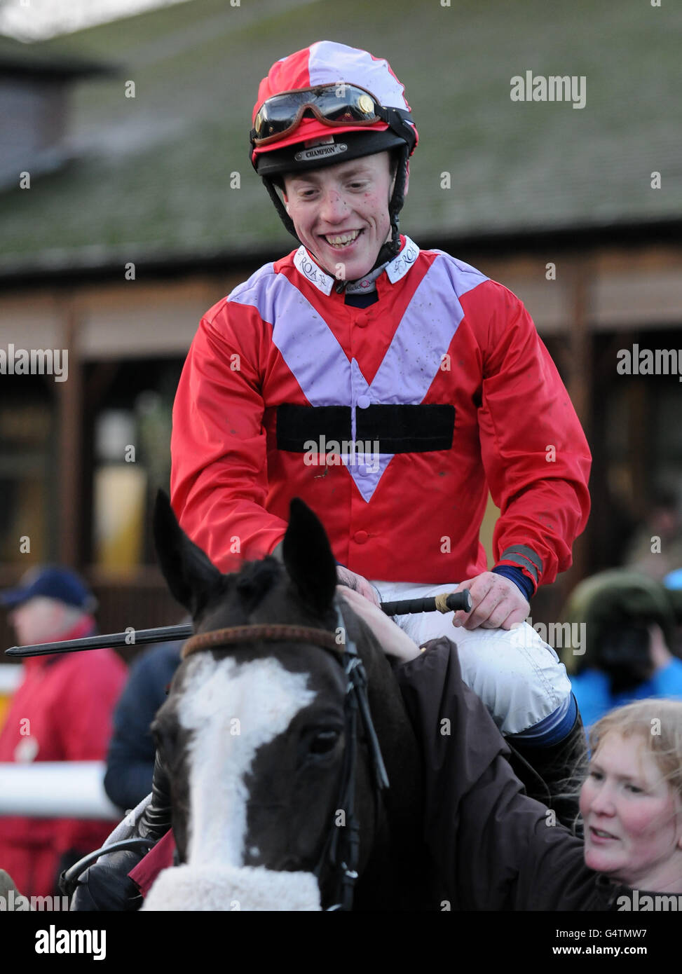 Harry Haynes On According To Pete betritt nach dem Gewinn des Peter Marsh Kirchturm Chase das Gewinnergehege. Stockfoto