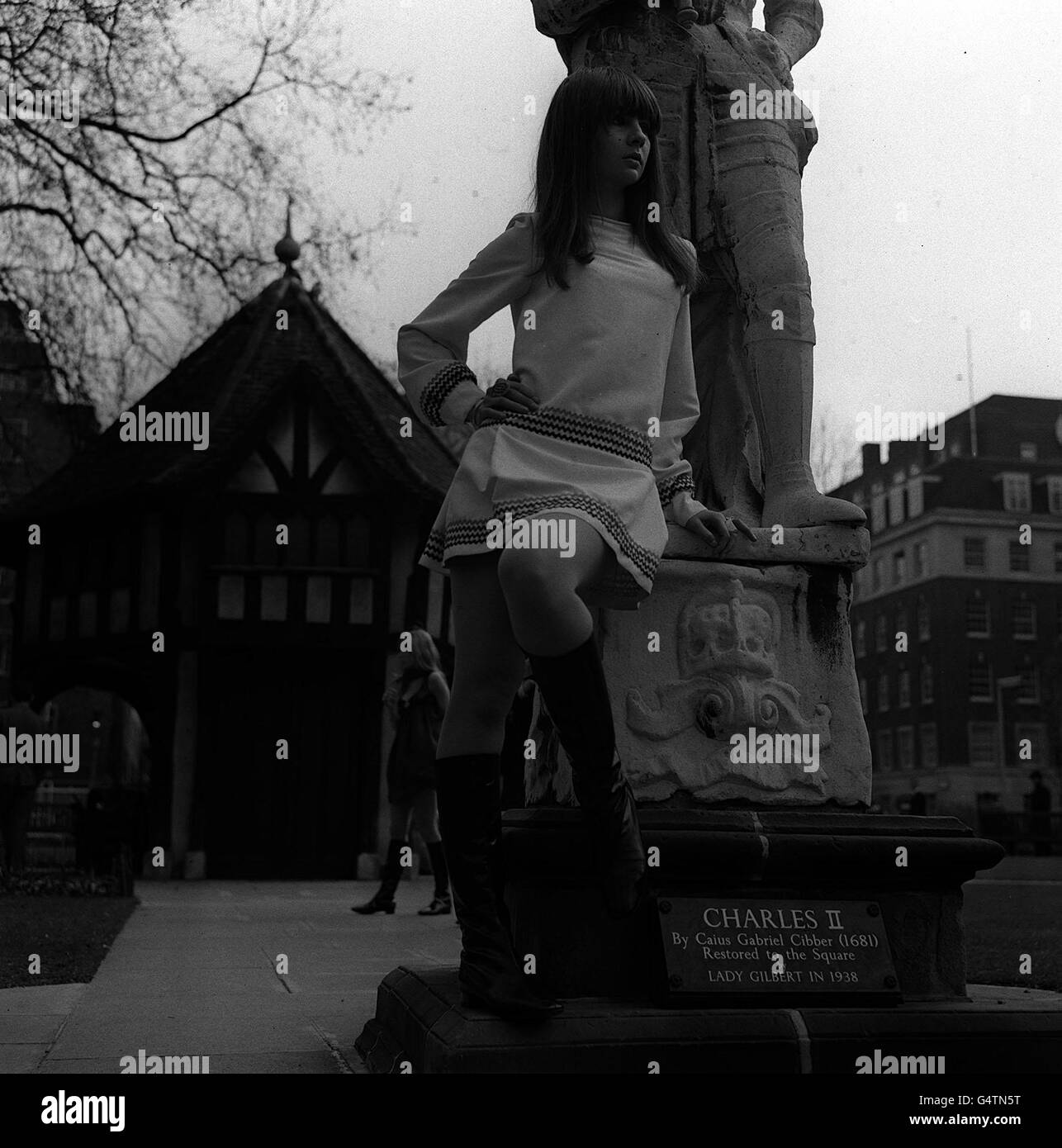 Chrissie Shrimpton, Schwester des berühmten Models Jean Shrimpton, am Soho Square in London, modelliert Alice Pollocks cremefarbenes, geflochtenes Partykleid „Little Louis Angel“ aus ihrer Winterlinie. Stockfoto