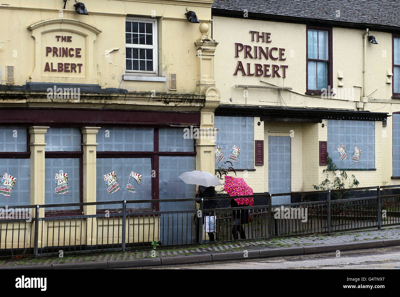 Geschlossene Pubs. Eine allgemeine Ansicht des öffentlichen Hauses von Prince Albert in Ashford, Kent, das seit 2008 nicht mehr genutzt wird. Stockfoto