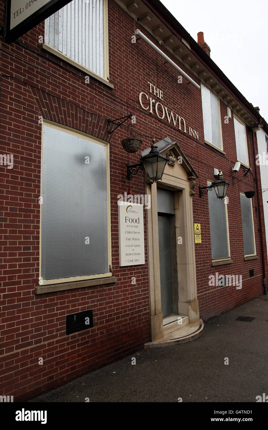 Ein allgemeiner Blick auf das kürzlich geschlossene Crown Inn in The Market Place, Bingham, Nottinghamshire. Stockfoto