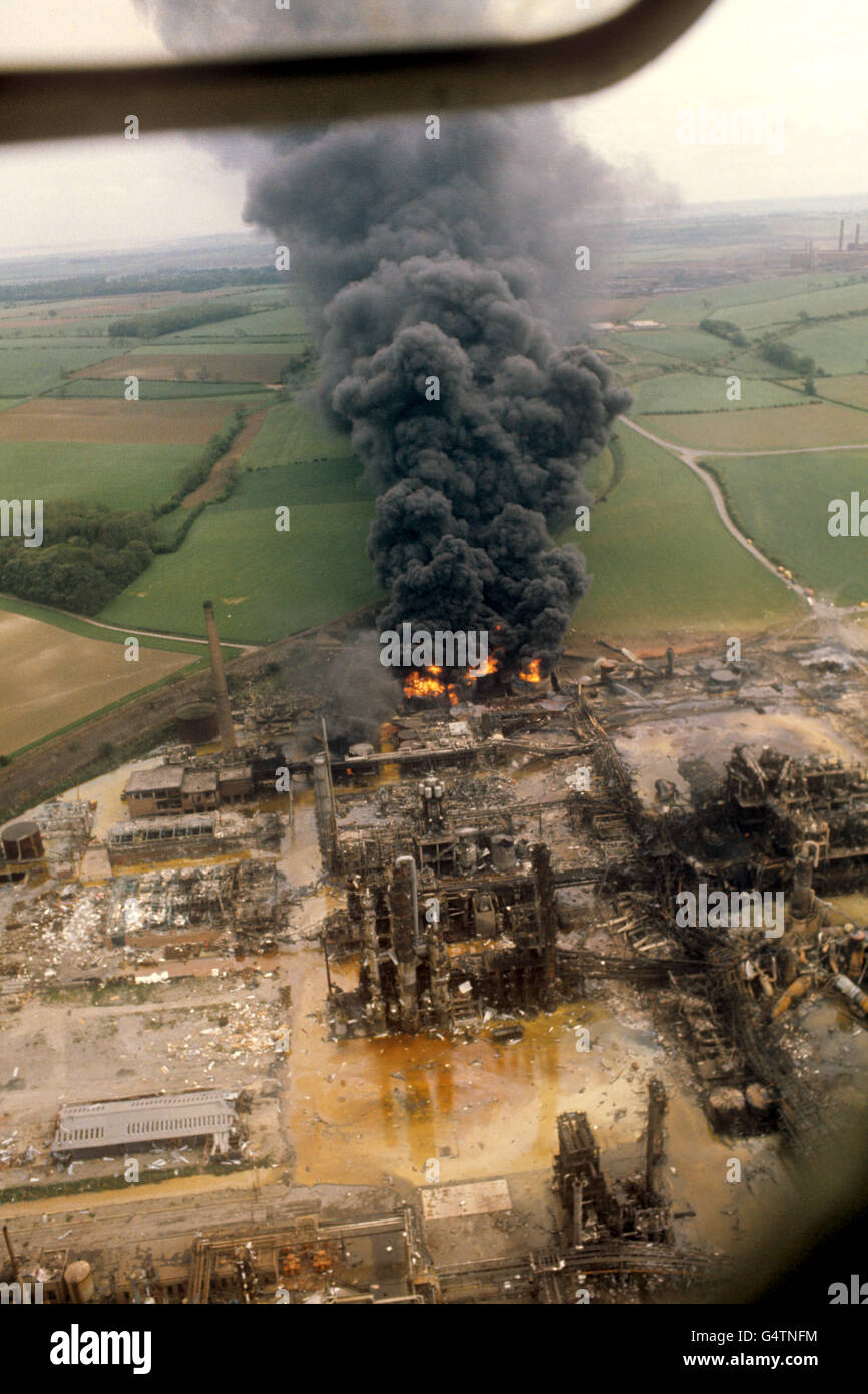 Eine Luftaufnahme der Schäden am Chemiewerk Nypro UK in Flixborough, North Lincolnshire, nach einer chemischen Explosion. Stockfoto