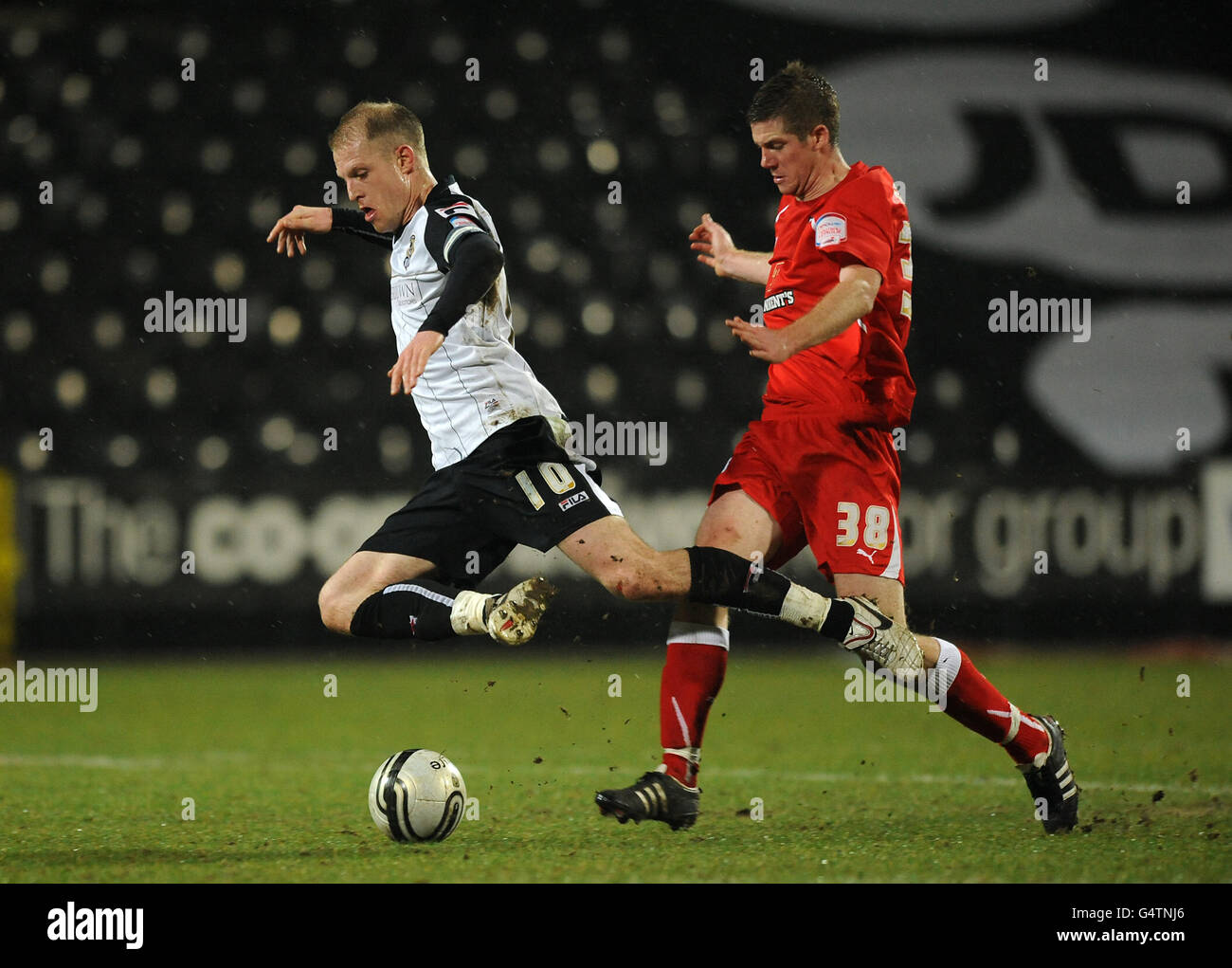 Soccer - npower Football League One - Notts County / Preston North End - Meadow Lane. Andrew Procter von Preston North End (rechts) und Neal Bishop von Notts County kämpfen um den Ball Stockfoto