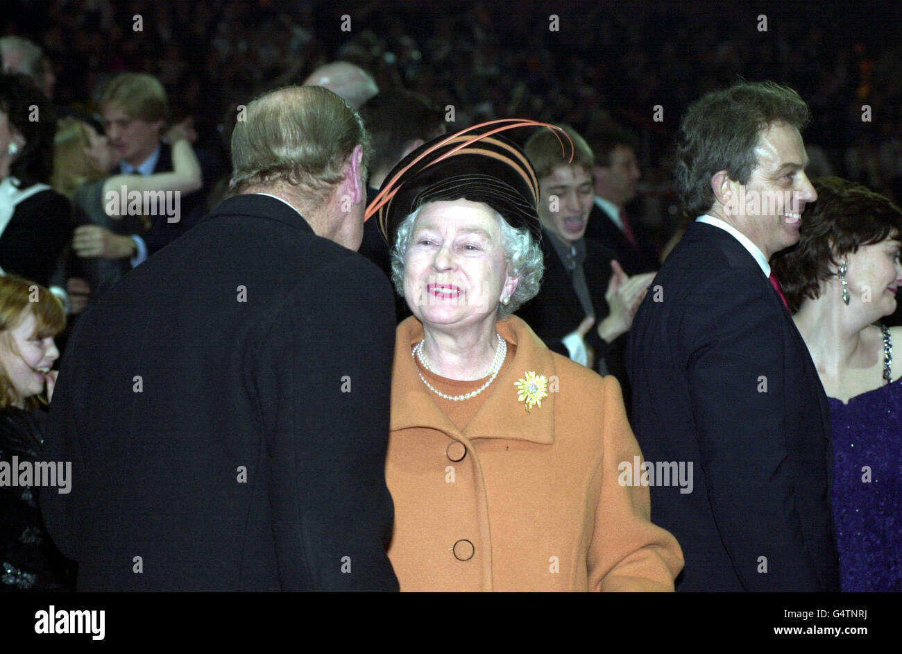 Der Herzog von Edinburgh küsst die Königin während der Mitternachtsfeier im Millennium Dome in Greenwich im Südosten Londons. * die britische Königin Elizabeth II. Und ihr Mann sind an diesem Silvesterabend unter den Zuhörern für die Eröffnung des Dome, der das Herzstück der britischen Millenniumsfeiern bilden wird. PA Foto : Fiona Hanson *EDI Stockfoto