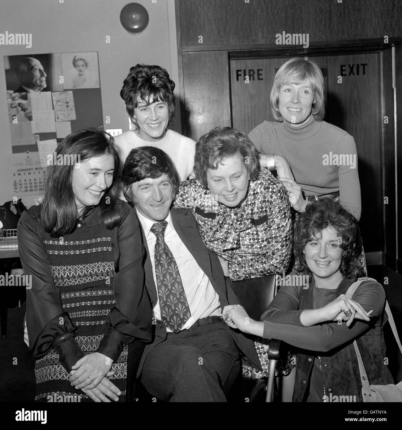 Michael Parkinson, mit (von hinten, l-r) Jill Twedie, Mary Parkinson (Frau), Sylvia Duncan, Rita Dando und Mavis Nicholson in London für eine Fotocolumn. Sie sollen das Thames Television Programm 'Tea Break' übernehmen. Stockfoto