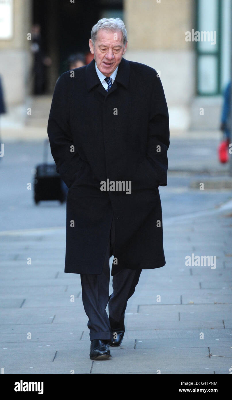 Milan Mandaric kommt am Southwark Crown Court in London an, wo er und Tottenham Hotspur-Manager Harry Redknapp wegen Steuerhinterziehung angeklagt werden. Stockfoto