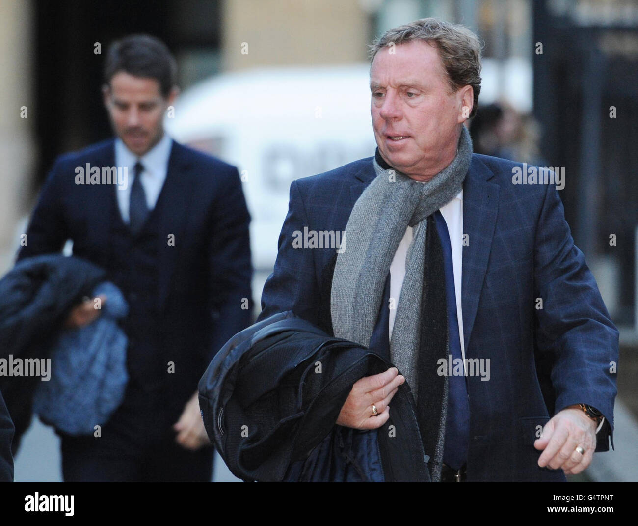 Jamie Redknapp (links) folgt seinem Vater, Tottenham Hotspur Manager Harry Redknapp, in das Southwark Crown Court, London, wo Harry wegen Steuerhinterziehung angeklagt wird. Stockfoto