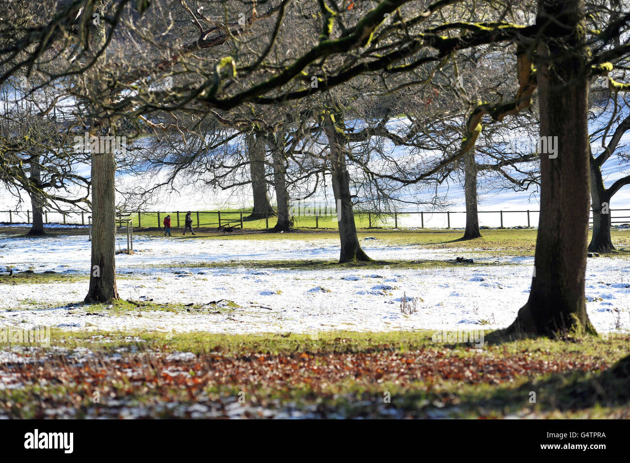 Wanderer im Crickley Hill Country Park, Gloucestershire, als sich das Land auf einen Zauber kühleren Wetters vorbereitet hat, der einige Regionen mit Schnee bezaubert hat. Stockfoto