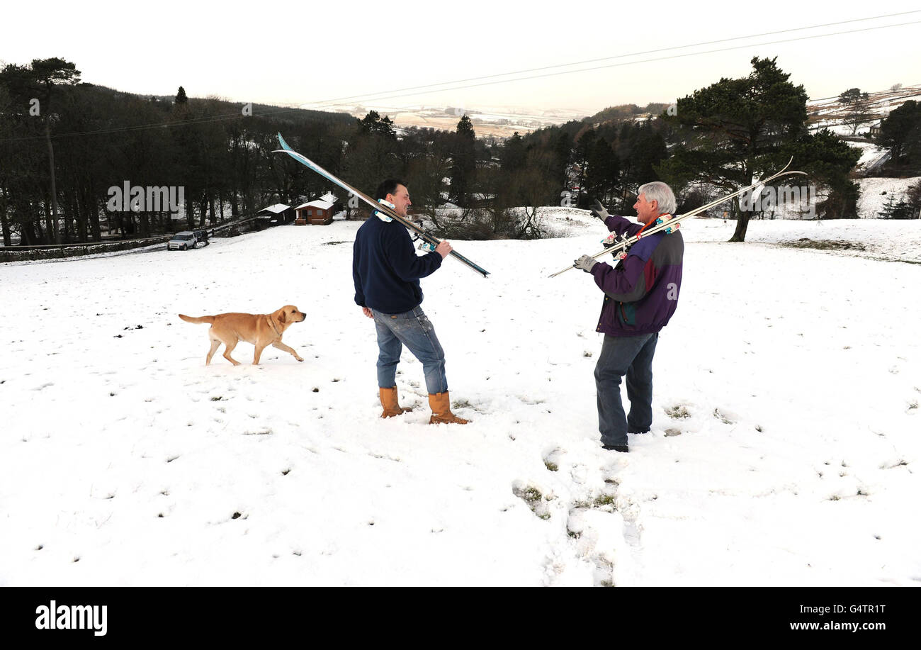 Skifahrer schauen sich die Pisten an und hoffen auf mehr Schnee am Wochenende in Allendale, Northumberland, da das Land sich auf einen Zauber kühleren Wetters vorbereitet hat, der einige Regionen mit Schnee bezaubert hat. Stockfoto