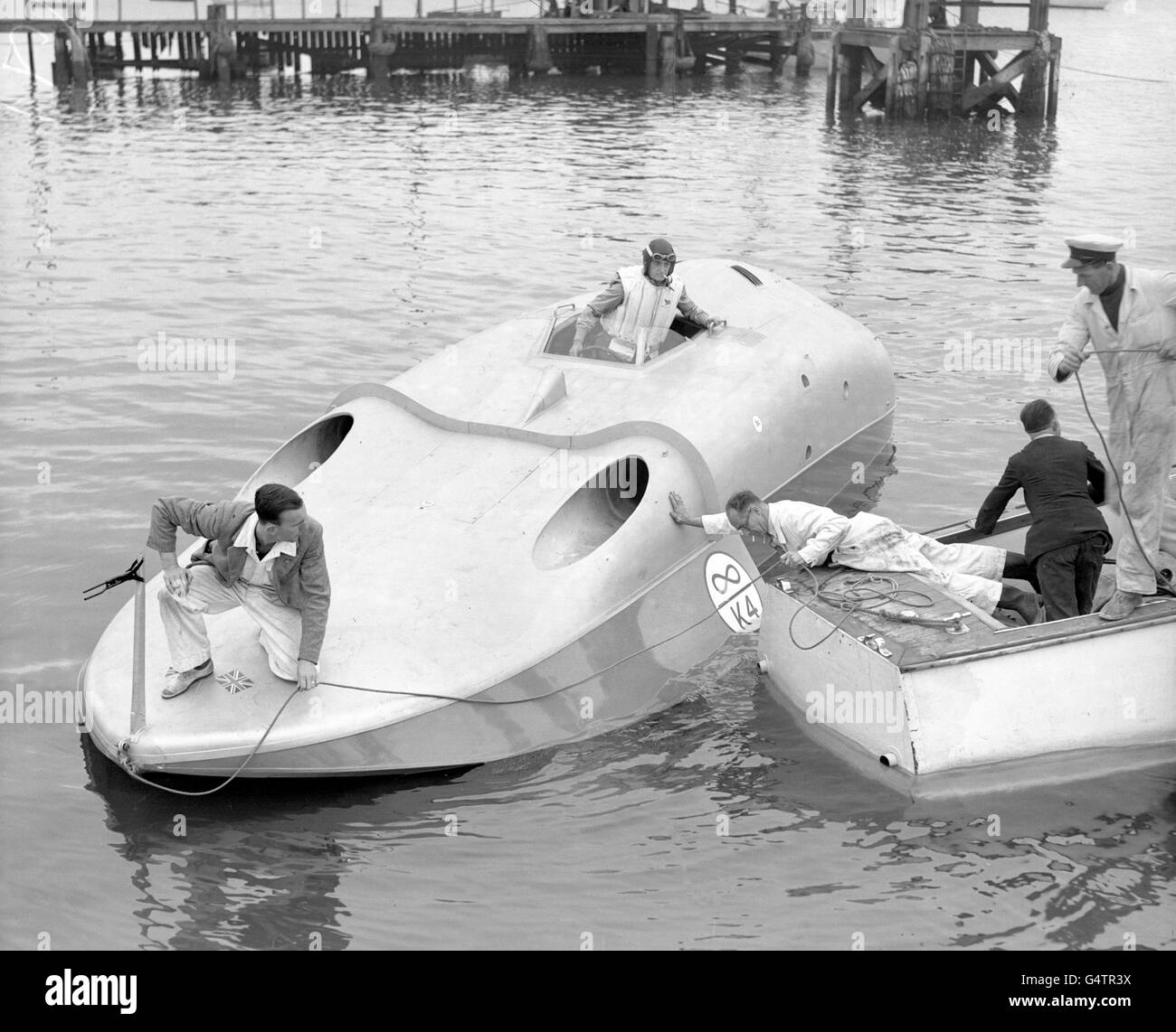 Sir Malcolm Campbell an den Kontrollen seines neuesten Jet-Propellers Bluebird, als er nach einem Testlauf am Hamworthy Pier, Poole, ankommt Stockfoto