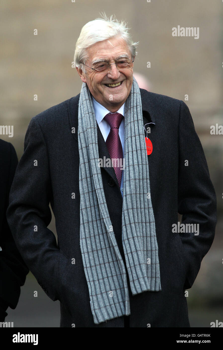 Sir Michael Parkinson kommt zu einem Dankesdienst zum Gedenken an Basil D'Oliveira in der Kathedrale von Worcester, Worcester. Stockfoto